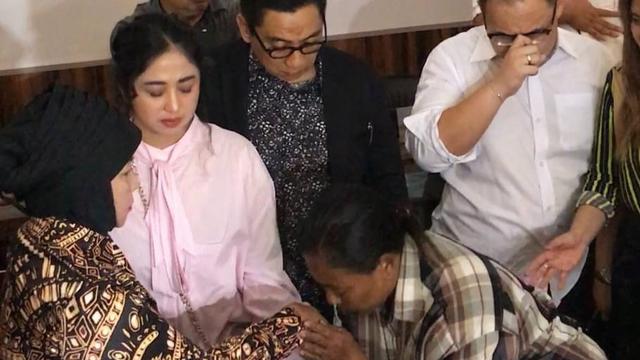 
 Penghina Dewi Perssik Minta Ampun Sampai Sujud Agar Tidak Dipenjara, Netizen Soroti Reaksi Ibunda Depe