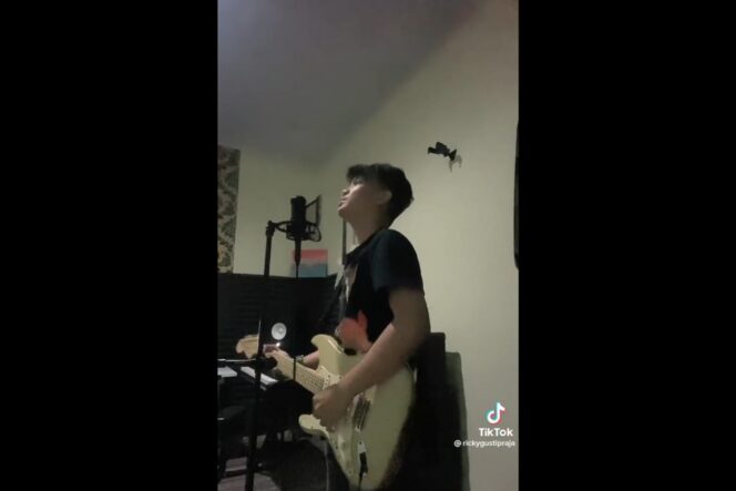 
 Nyanyi Sambil Gitaran, Ricky Gusti Praja Bawakan Lagu ‘Galau’ Milik Five Minutes