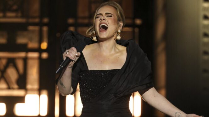 
 Adele Dibuat Terharu Oleh 2 Fans Asal Indonesia yang Rela Terbang ke Las Vegas Demi Menonton Dirinya