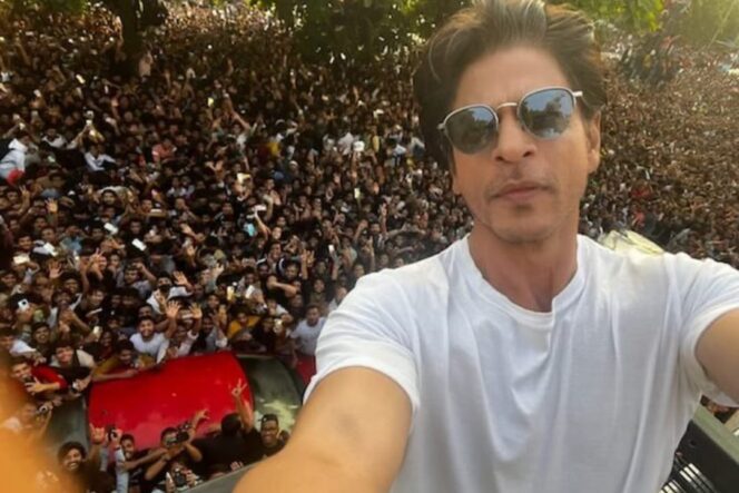 
 Shah Rukh Khan penuhi permintaan penggemar yang mengidap kanker stadium akhir (Foto: IG Shah Rukh Khan)