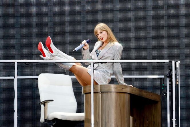 
 Taylor Swift tertawa ketika terjadi malfungsi selama konsernya (Foto: IG @taylorswift)